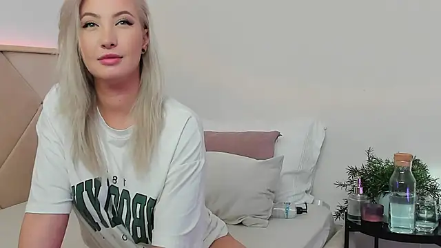 LilouKat online show from 01/27/25, 11:00