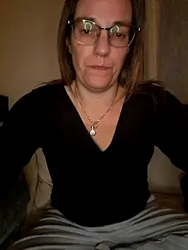 Snapshot of SpiceLea chatting on 12/15/24, 10:15 SpiceLea online show from 12/15/24, 10:15