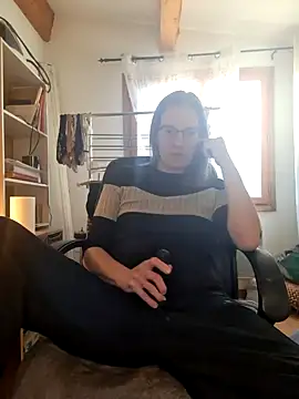 Snapshot of SpiceLea chatting on 12/16/24, 03:00 SpiceLea online show from 12/16/24, 03:00