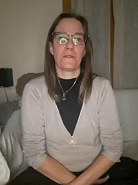 Snapshot of SpiceLea chatting on 12/19/24, 10:21 SpiceLea online show from 12/19/24, 10:21