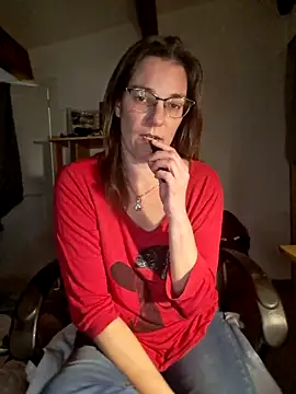 Snapshot of SpiceLea chatting on 01/05/25, 05:20 SpiceLea online show from 01/05/25, 05:20