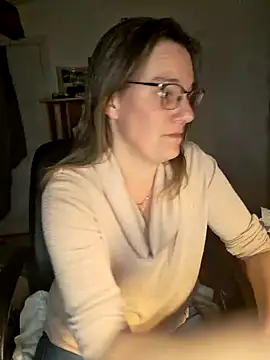 Snapshot of SpiceLea chatting on 01/09/25, 06:04 SpiceLea online show from 01/09/25, 06:04