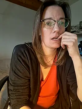 Snapshot of SpiceLea chatting on 02/20/25, 12:25 SpiceLea online show from 02/20/25, 12:25