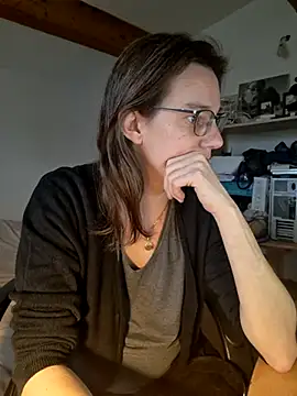 Snapshot of SpiceLea chatting on 02/21/25, 12:28 SpiceLea online show from 02/21/25, 12:28