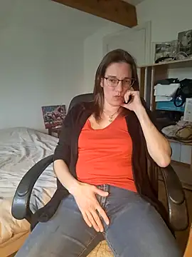 Snapshot of SpiceLea chatting on 03/06/25, 12:41 SpiceLea online show from 03/06/25, 12:41