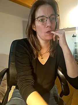 Snapshot of SpiceLea chatting on 03/13/25, 05:18 SpiceLea online show from 03/13/25, 05:18