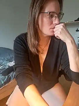 Snapshot of SpiceLea chatting on 03/18/25, 12:47 SpiceLea online show from 03/18/25, 12:47