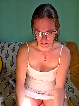 Snapshot of SpiceLea chatting on 09/15/25, 11:32 SpiceLea online show from 09/15/25, 11:32