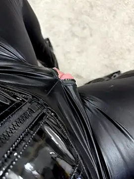 Snapshot of SexyLatexObject chatting on 09/30/25, 01:16 SexyLatexObject online show from 09/30/25, 01:16