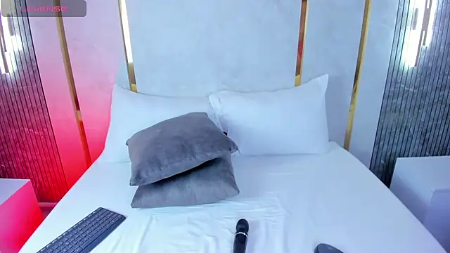 amor smith  online show from 11/28/25, 03:09