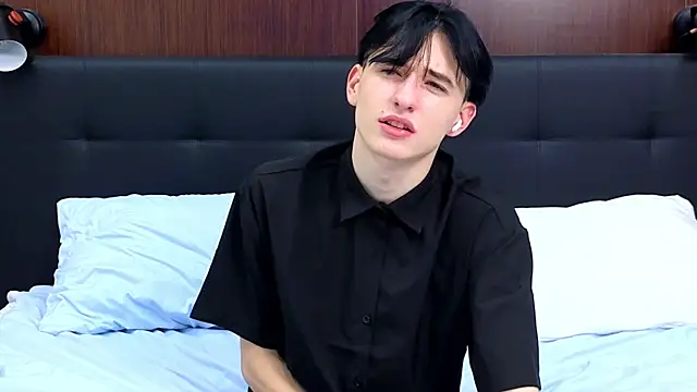 Snapshot of AmondCor chatting on 12/23/24, 02:50 AmondCor online show from 12/23/24, 02:50