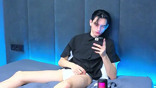 Snapshot of AmondCor chatting on 02/25/25, 12:45 AmondCor online show from 02/25/25, 12:45