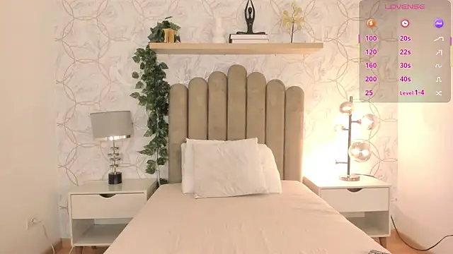 Snapshot of Roma__love chatting on 02/25/25, 11:30 Roma love online show from 02/25/25, 11:30