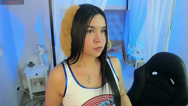 Hanna  Becker  online show from 12/15/25, 03:33