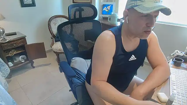 Snapshot of slzypvtpig chatting on 02/15/26, 03:09 slzypvtpig online show from 02/15/26, 03:09