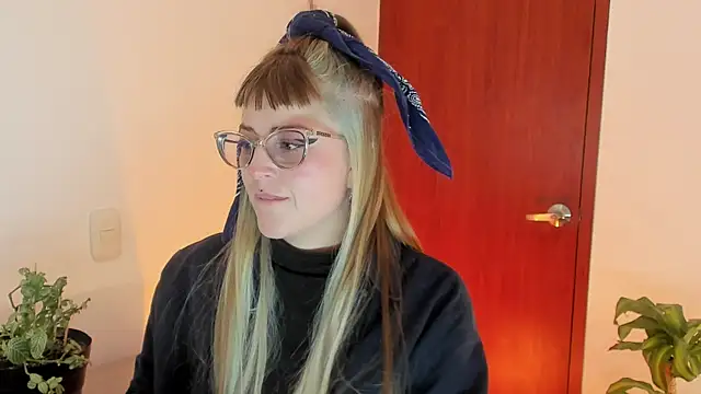Snapshot of tekila__ chatting on 06/27/26, 01:10 tekila online show from 06/27/26, 01:10