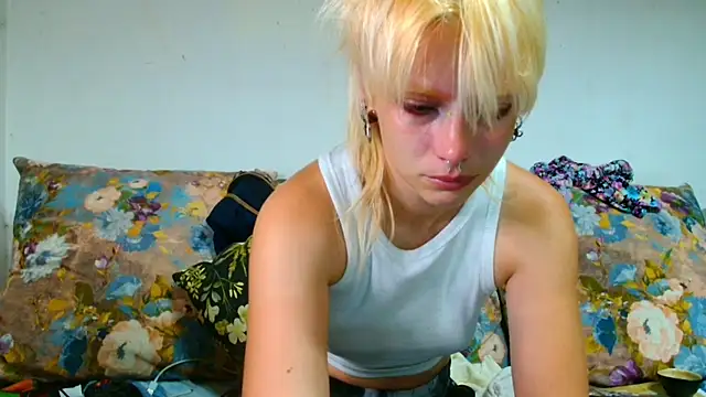 Snapshot of Sophie_Bell chatting on 08/09/26, 08:25 Sophie Bell online show from 08/09/26, 08:25