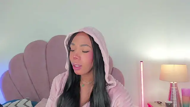 Nicole Paradise online show from 12/05/25, 12:47