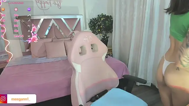 Snapshot of meggan_tay chatting on 01/15/25, 07:44 meggan tay online show from 01/15/25, 07:44
