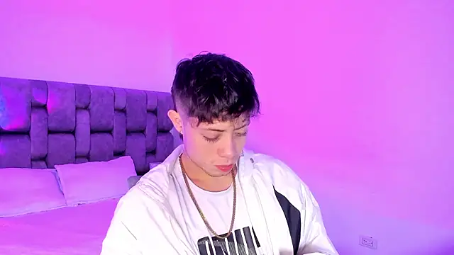 Snapshot of MarcusCollinss_ chatting on 12/11/24, 01:17 MarcusCollinss online show from 12/11/24, 01:17