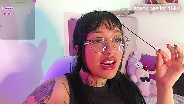 Snapshot of Akari1_Mischief chatting on 01/04/25, 04:23 Akari1 Mischief online show from 01/04/25, 04:23