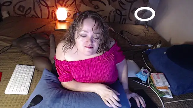 Snapshot of MiniNatalie chatting on 01/25/25, 04:03 MiniNatalie online show from 01/25/25, 04:03