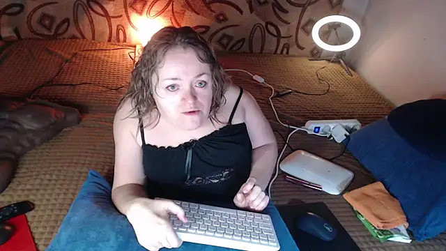 Snapshot of MiniNatalie chatting on 01/27/25, 10:06 MiniNatalie online show from 01/27/25, 10:06