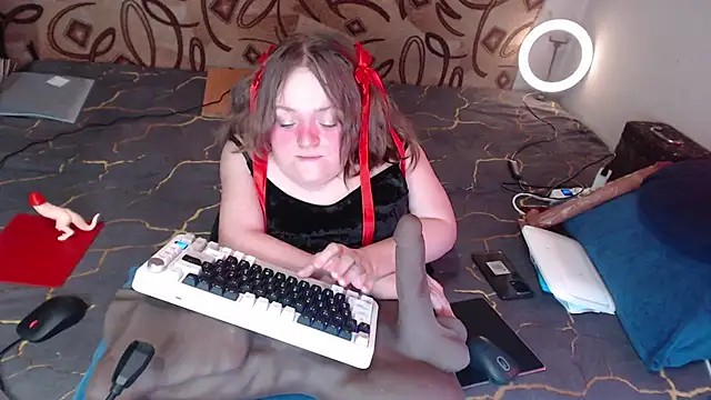 Snapshot of MiniNatalie chatting on 03/08/25, 05:38 MiniNatalie online show from 03/08/25, 05:38