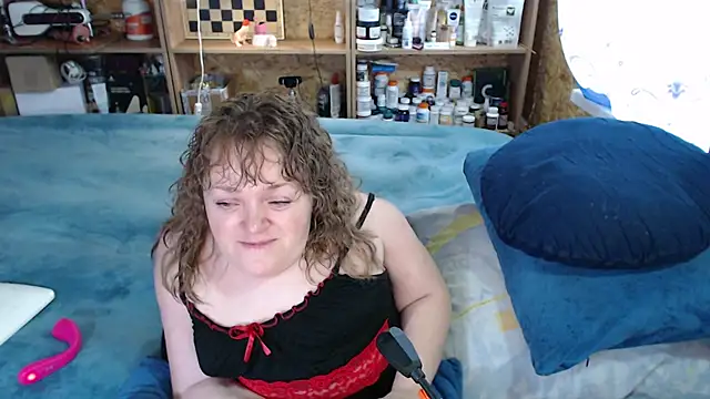 Snapshot of MiniNatalie chatting on 10/04/25, 10:13 MiniNatalie online show from 10/04/25, 10:13