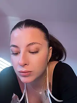 Mia-Minou online show from 12/17/25, 12:00