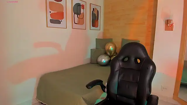 charlotte  grey online show from 12/15/25, 01:37