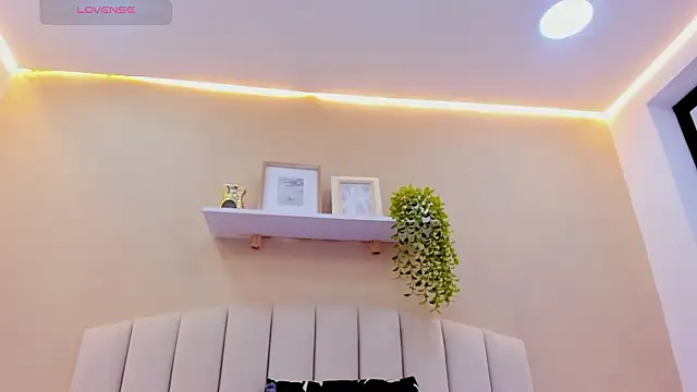 Mia thompson 19 online show from 02/16/26, 07:10