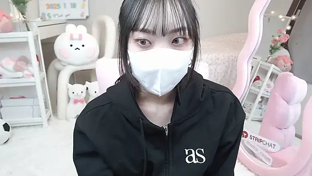 momo room online show from 01/19/25, 09:01