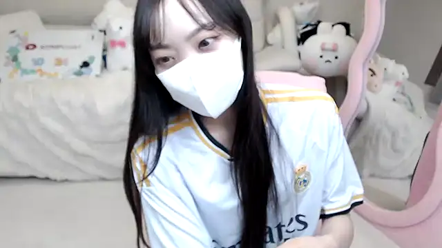 Snapshot of momo_room chatting on 10/24/25, 10:44 momo room online show from 10/24/25, 10:44