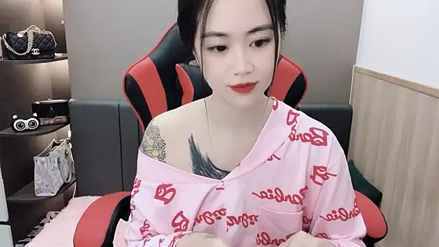 Snapshot of witch-39 chatting on 12/08/24, 08:41 witch-39 online show from 12/08/24, 08:41