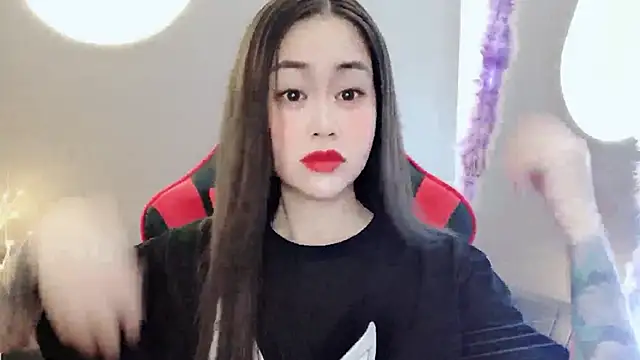 Snapshot of witch-39 chatting on 01/13/25, 01:02 witch-39 online show from 01/13/25, 01:02