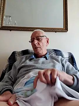 Snapshot of cutaboverest chatting on 05/15/26, 08:21 cutaboverest online show from 05/15/26, 08:21