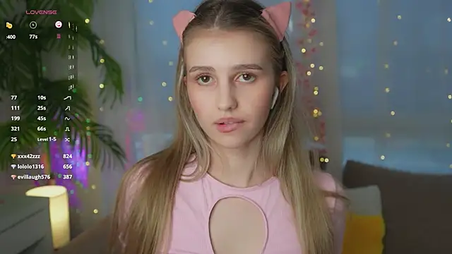 Snapshot of Fluffy-Angel chatting on 12/25/24, 11:54 Fluffy-Angel online show from 12/25/24, 11:54