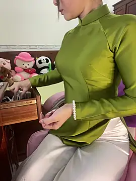 Snapshot of ___Erin___ chatting on 04/19/26, 02:22 Erin online show from 04/19/26, 02:22