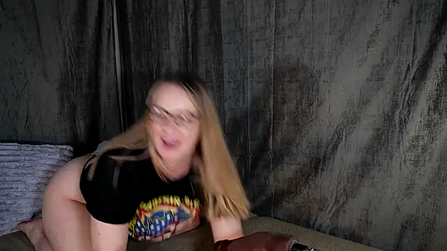 Snapshot of little_princess92 chatting on 12/16/24, 11:28 little princess92 online show from 12/16/24, 11:28