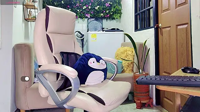 yanella fire online show from 04/12/26, 12:32