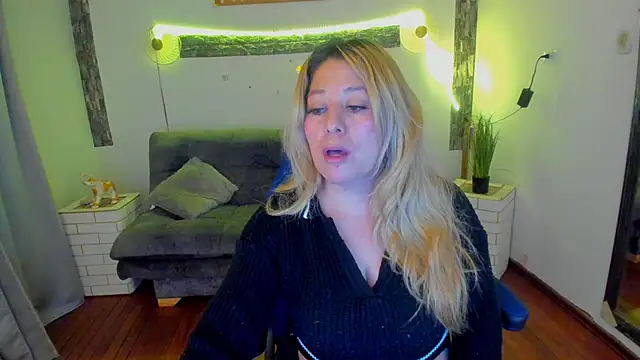 Snapshot of arisha_katy1 chatting on 03/06/25, 01:37 arisha katy1 online show from 03/06/25, 01:37