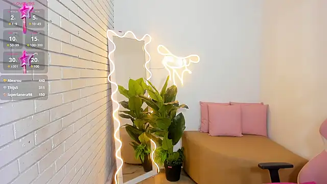 Snapshot of Chiara_tay chatting on 02/06/25, 01:27 Chiara tay online show from 02/06/25, 01:27