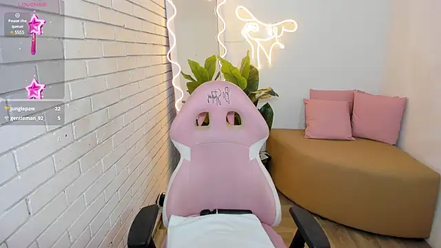 Snapshot of Chiara_tay chatting on 02/15/25, 01:31 Chiara tay online show from 02/15/25, 01:31