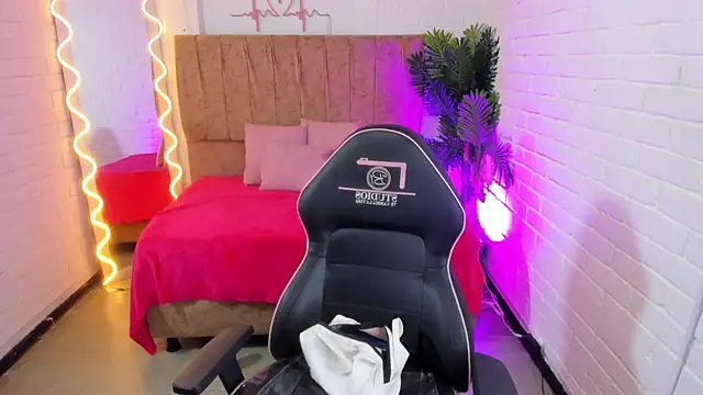 Snapshot of Chiara_tay chatting on 10/14/25, 07:14 Chiara tay online show from 10/14/25, 07:14