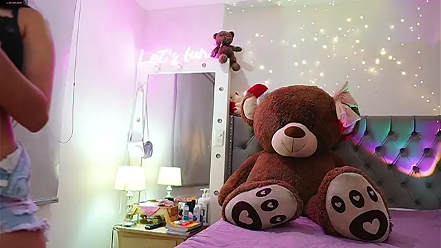 Tiana sanders online show from 12/16/24, 02:04