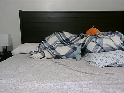 QueenLolaX online show from 12/22/25, 05:59