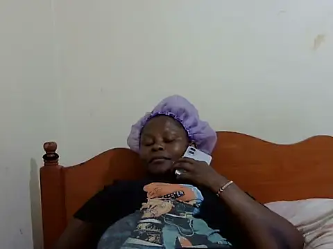 Snapshot of Pretty_lilly02 chatting on 10/19/25, 01:01 Pretty lilly02 online show from 10/19/25, 01:01