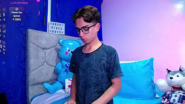 OwenBluee online show from 12/03/24, 09:44