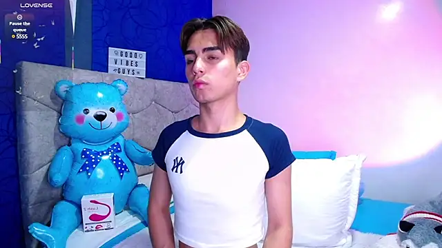 OwenBluee online show from 03/10/25, 04:25